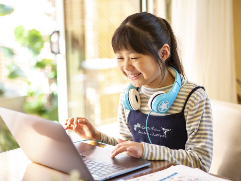 パソコン学習をする小学生の女の子